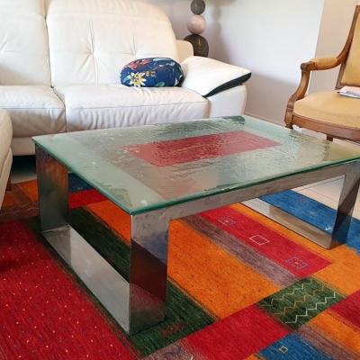 Table basse en situation plateau de verre rouge